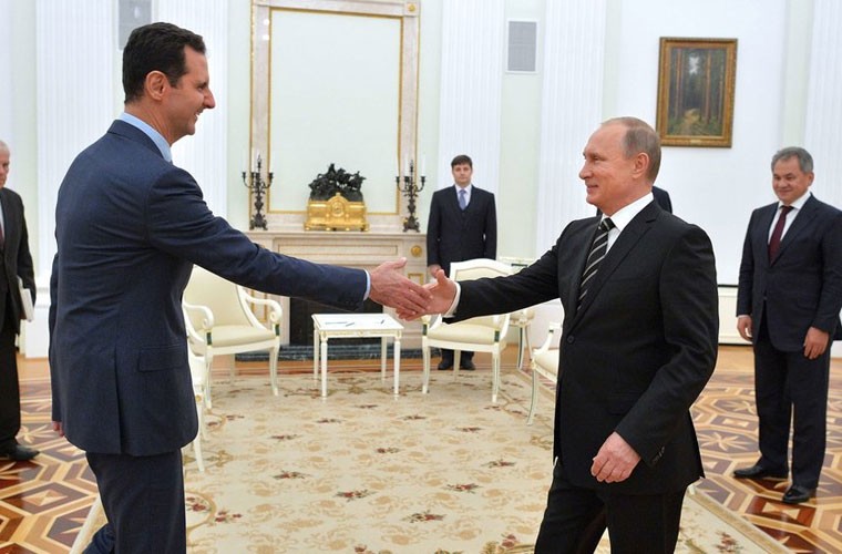 Một trong những cái  bắt tay quan trọng trong năm 2015 là giữa Tổng thống Syria Bashar al-Assad (trái) và Tổng thống Nga Vladimir Putin sau khi Moscow khởi động chiến dịch không kích IS ở Syria. Đây là chuyến thăm nước ngoài đầu tiên của ông Assad kể từ năm 2011 khi cuộc nội chiến ở Syria bùng nổ.